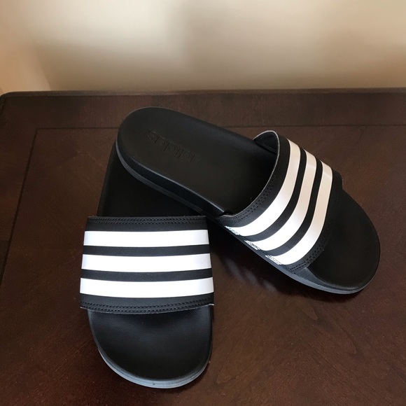 Adidas ADILETTE SLIDES Size 5 - Picture 2 of 8